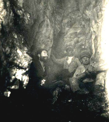 Grotte néolithique de la Fraze telle qu'elle fut découverte avant-guerre par Alfred Thomashausen, accompagné ici d'André Bellard, conservateur des musées de Metz. Les premières recherches furent menées durant la Seconde Guerre mondiale avant que des fouilles plus approfondies soient réalisées dans les années 1970 par les archéologues du ministère de la Culture. © Stéphanie Jacquemot